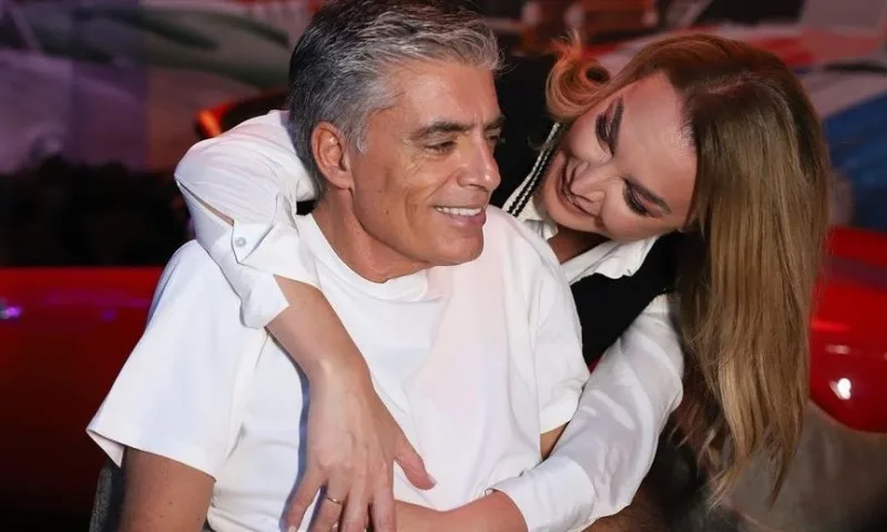 Η Ελένη Μενεγάκη και ο Ματέο Πανταζής χαμογελούν αγκαλιασμένοι, δείχνοντας πώς πέρασαν το περσινό Πάσχα.