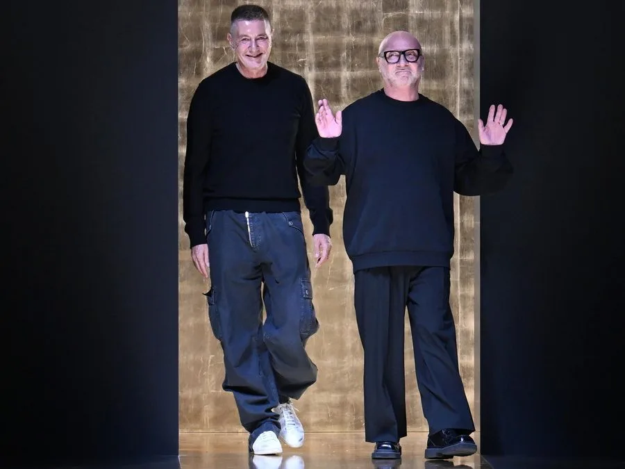 Ο Stefano Gabbana και ο Domenico Dolce της Dolce & Gabbana κάνουν την εμφάνισή τους στην πασαρέλα.