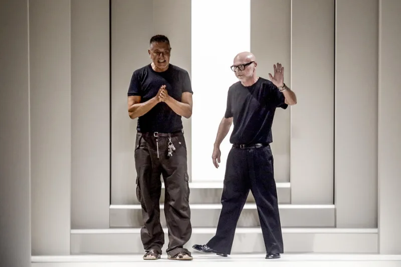 Ο Stefano Gabbana και ο Domenico Dolce στην πασαρέλα του οίκου Dolce & Gabbana μετά από μια επίδειξη μόδας.