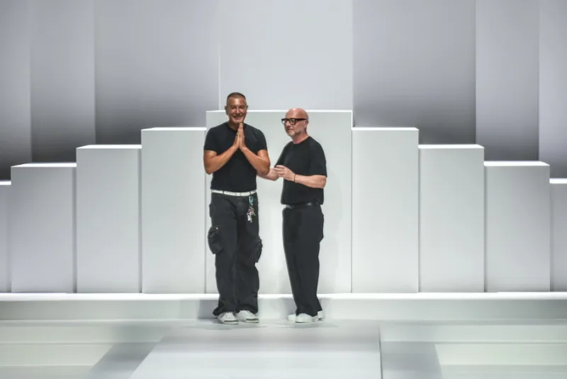 Ο Stefano Gabbana και ο Domenico Dolce της Dolce & Gabbana στην πασαρέλα μετά από μια επίδειξη μόδας.