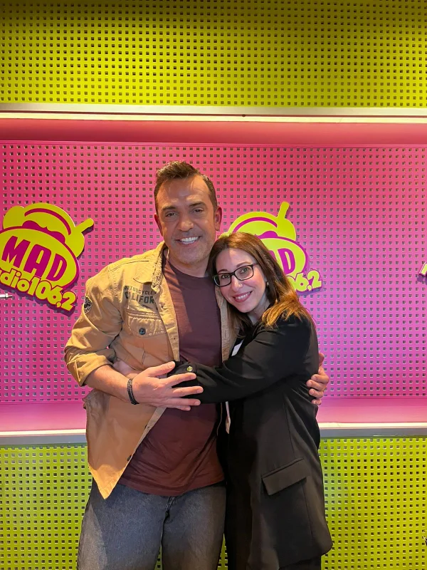 Ο Στέφανος Κωνσταντινίδης στο Mad Radio 106,2 με φόντο το λογότυπο του σταθμού, συζητώντας για συνεντεύξεις.