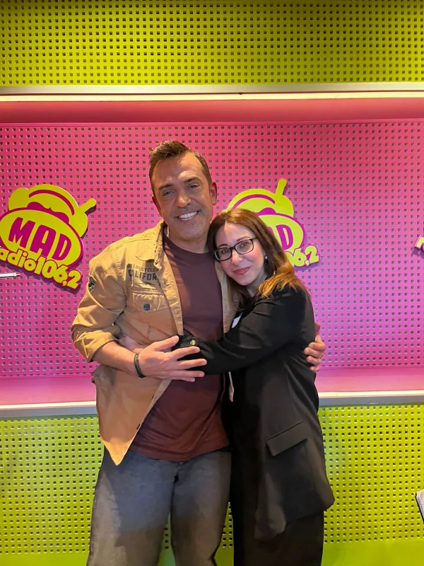 Ο Στέφανος Κωνσταντινίδης στο Mad Radio 106,2 με φόντο το χαρακτηριστικό του λογότυπο.