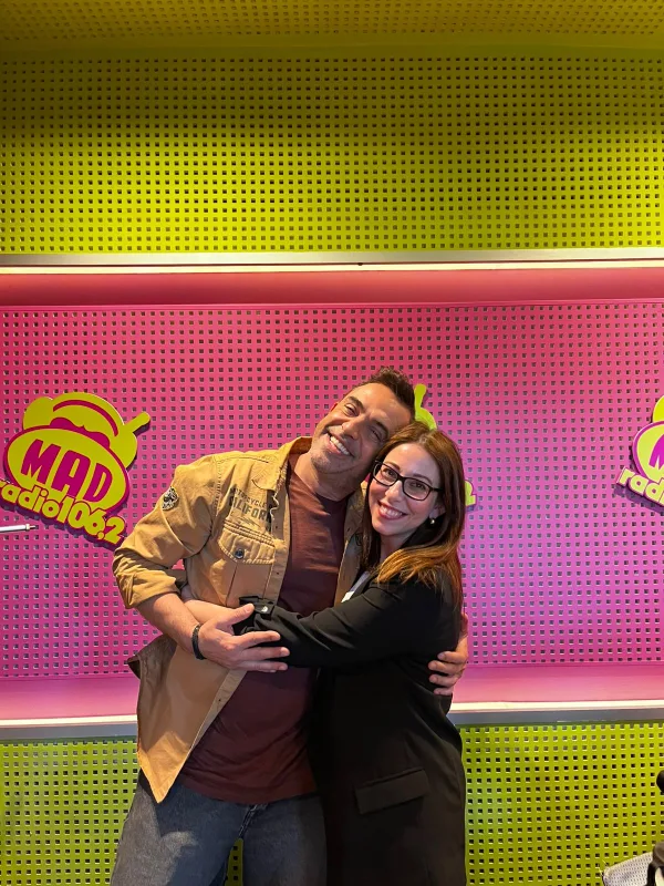 Ο Στέφανος Κωνσταντινίδης στο Mad Radio 106,2 αγκαλιά με συνεργάτιδά του, μιλάει για τις επιθυμίες του.