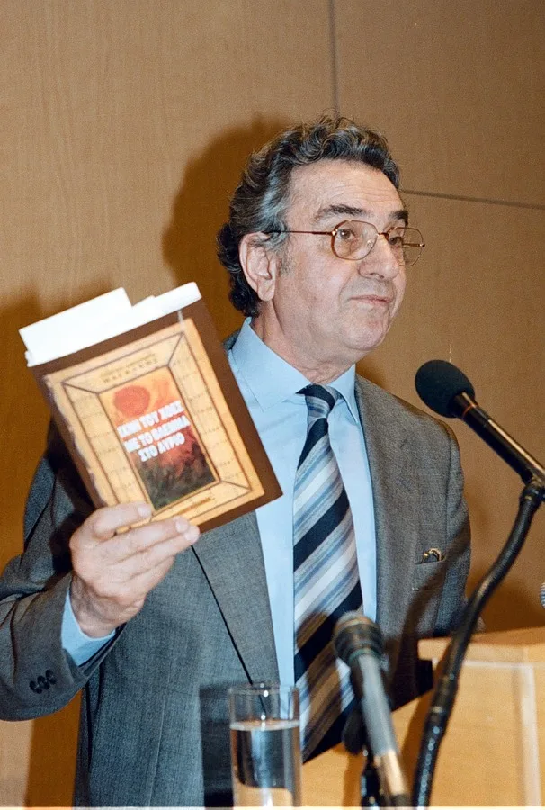 Ο Στέφανος Ληναίος, ο σπουδαίος ηθοποιός, κρατάει ένα βιβλίο σε εκδήλωση, λίγο πριν τον θάνατό του.
