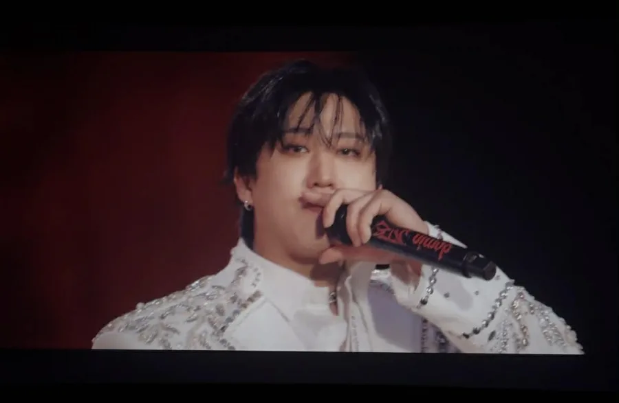 Θαυμαστές των Stray Kids σε κινηματογραφική προβολή στην Ελλάδα για το K-POP φαινόμενο.