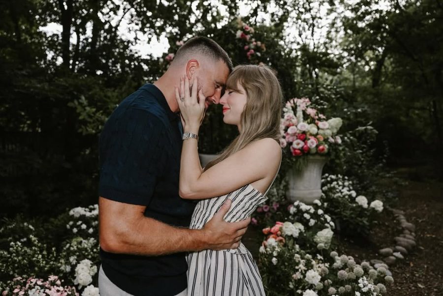 Η Taylor Swift και ο Travis Kelce παντρεύτηκαν – Ο γάμος που μετατράπηκε στο μεγαλύτερο κοσμικό γεγονός της χρονιάς