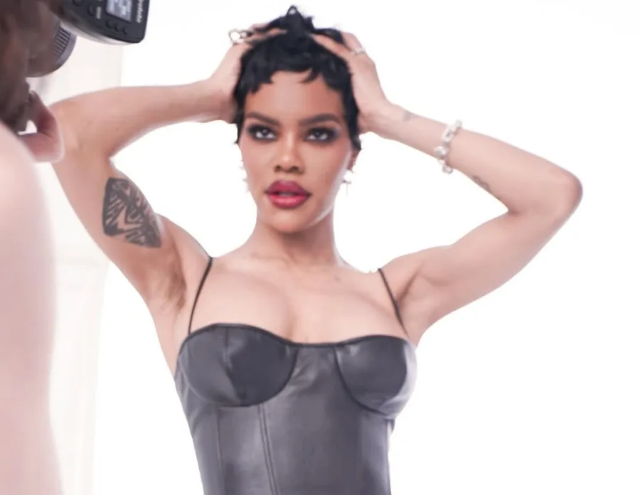 Η Teyana Taylor ποζάρει για τη νέα καμπάνια της Revlon «Be Unforgettable» με δερμάτινο κορσέ και έντονο μακιγιάζ.