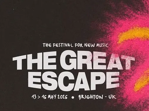 Αφίσα του The Great Escape 2026 στο Brighton, ανακοινώνοντας το φεστιβάλ νέας μουσικής με ημερομηνίες και τοποθεσία.