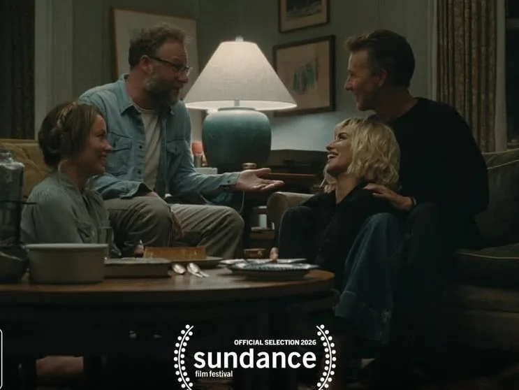Σκηνή από την ταινία «The Invite» με το all-star cast να συζητά χαρούμενα γύρω από ένα τραπέζι.