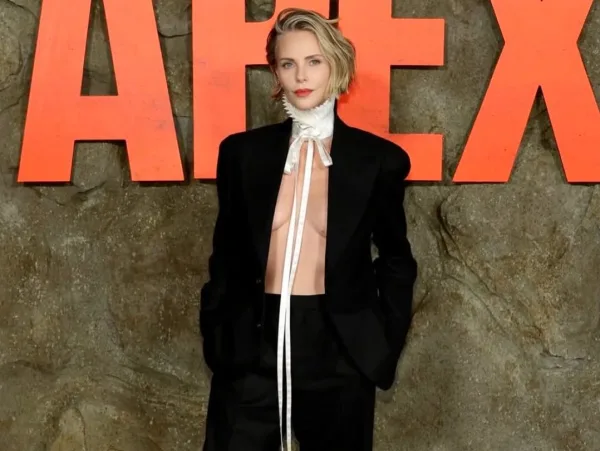 Η Charlize Theron με εντυπωσιακό σύνολο στο red carpet της πρεμιέρας της ταινίας «Apex» στη Νέα Υόρκη.