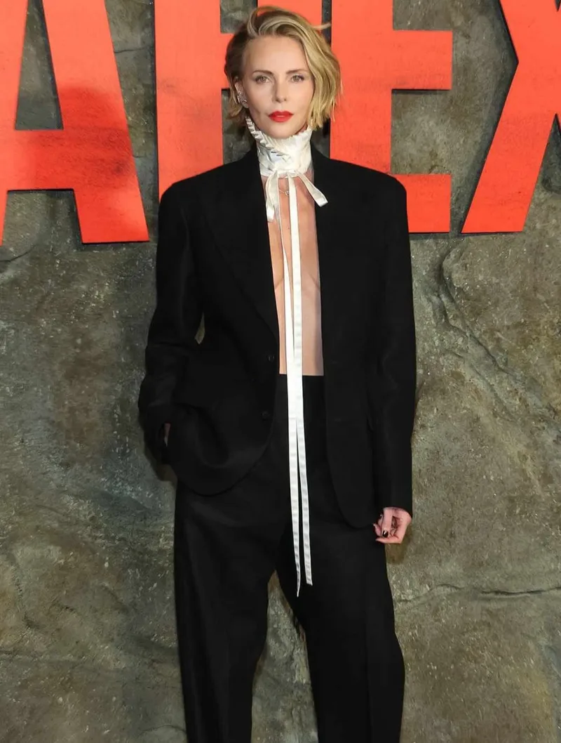 Η Charlize Theron με εντυπωσιακό μαύρο κοστούμι στην πρεμιέρα της ταινίας «Apex» στη Νέα Υόρκη.