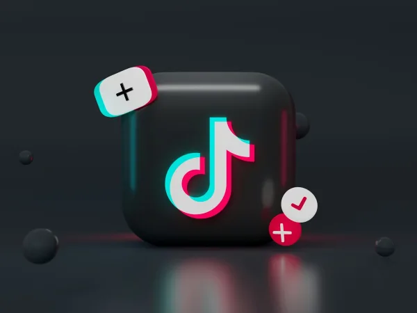 Το λογότυπο του TikTok με εφέ glitch και εικονίδια προσθήκης και επιβεβαίωσης, σχετικό με το viral link-up.