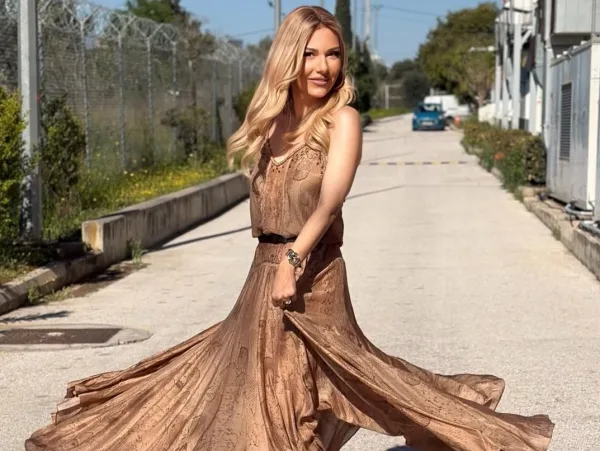 Η Τίνα Μεσσαροπούλου στο OK! μιλάει για influencers και τη δουλειά τους, φορώντας ένα εντυπωσιακό φόρεμα.