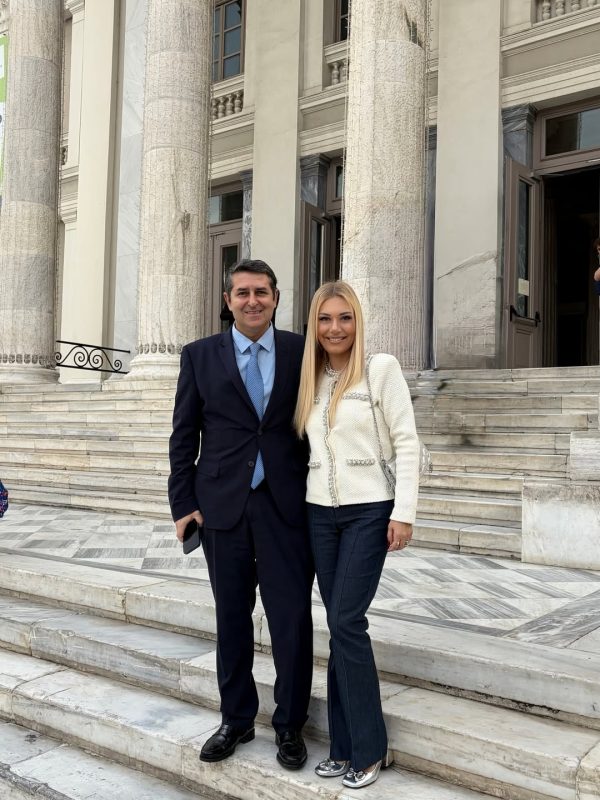 Η Τίνα Μεσσαροπούλου και ο Γιώργος Μυλωνάκης στέκονται μαζί έξω από ένα κτίριο με κολώνες, μετά από την αποχώρησή της από το «Happy Day».