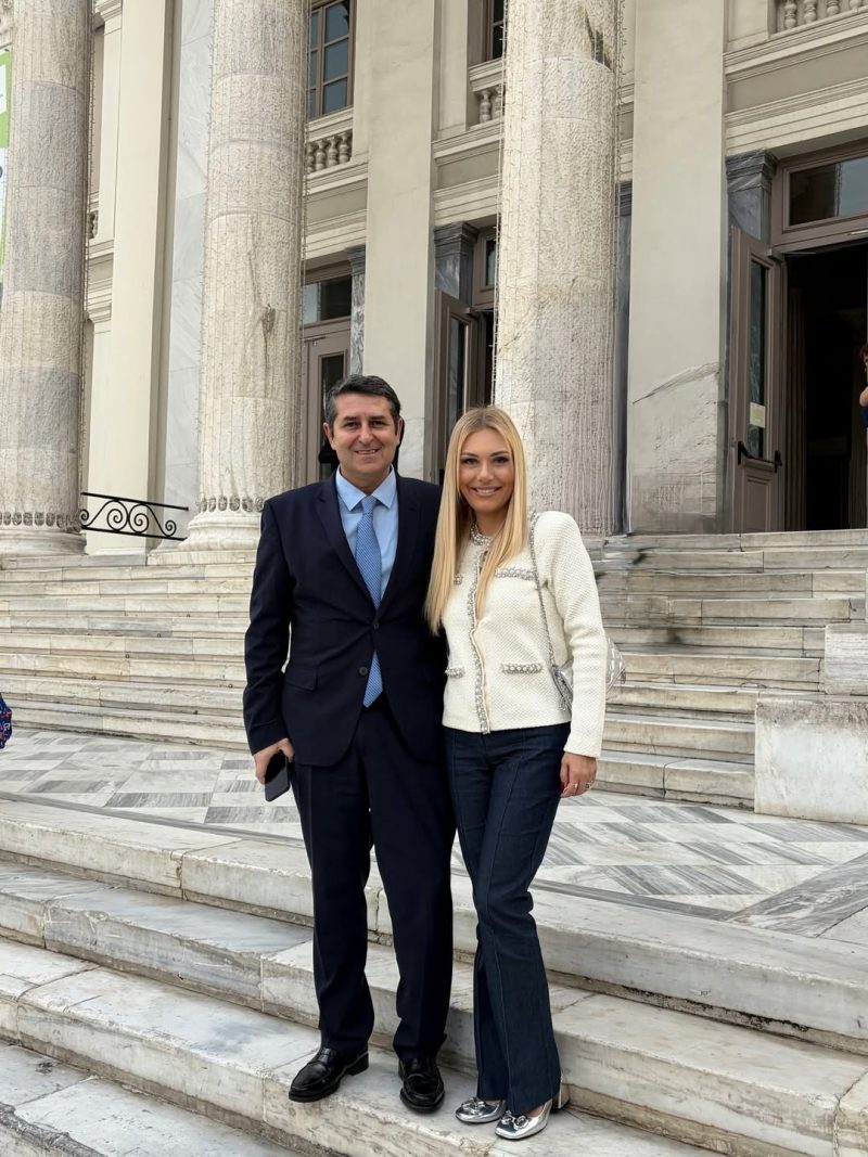 Η Τίνα Μεσσαροπούλου και ο Γιώργος Μυλωνάκης στέκονται μαζί έξω από ένα κτίριο με κολώνες, μετά από την αποχώρησή της από το «Happy Day».