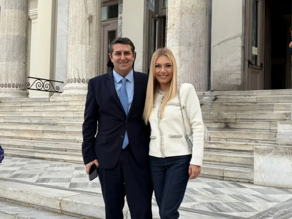 Η Τίνα Μεσσαροπούλου και ο Γιώργος Μυλωνάκης στέκονται μαζί έξω από ένα κτίριο με κολώνες, μετά από την αποχώρησή της από το «Happy Day».