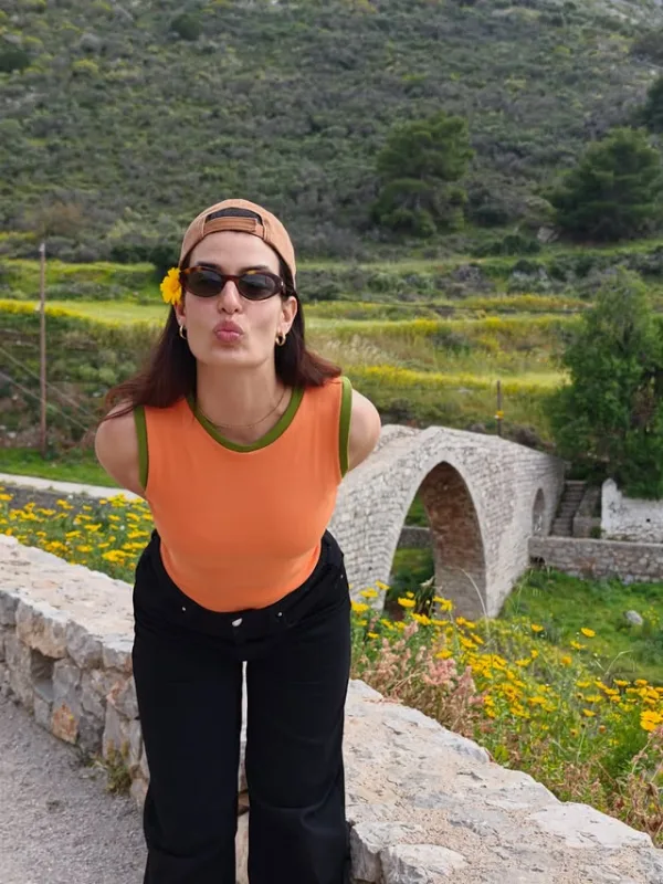 Η Τόνια Σωτηροπούλου γιορτάζει τα γενέθλιά της με ένα χαρούμενο στιγμιότυπο σε ένα γραφικό τοπίο με πέτρινη γέφυρα.
