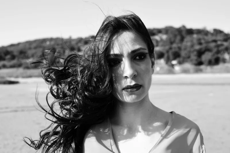 Ασπρόμαυρο πορτρέτο γυναίκας με μακριά μαλλιά σε εξωτερικό χώρο