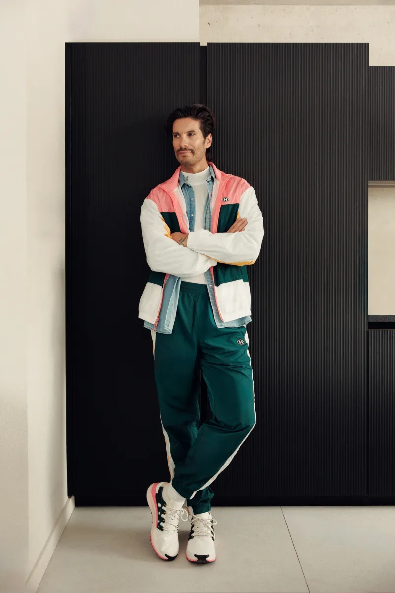 Ο Γιώργος Καράβας παρουσιάζει το νέο sneaker της Under Armour που ανανεώνει το urban style με άνεση και μοντέρνα αισθητική.