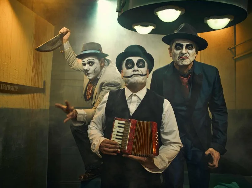The Tiger Lillies με μακιγιάζ και ακορντεόν στην παράσταση «Βάκχες» του Ευριπίδη στην Επίδαυρο.
