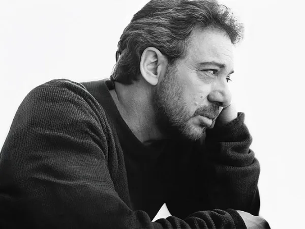 Ο Αντώνης Βαρδής σε πορτρέτο, με τις μεγάλες επιτυχίες του να ζωντανεύουν ξανά στο live album «Με Μια Αγκαλιά Τραγούδια».