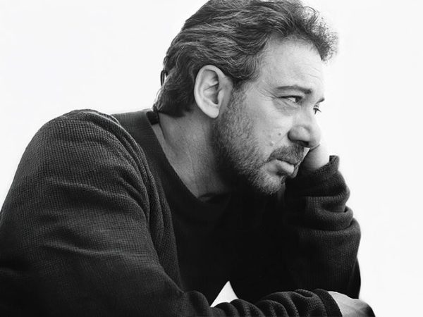 Αντώνης Βαρδής: Οι μεγάλες επιτυχίες του ζωντανεύουν ξανά στο live album «Με Μια Αγκαλιά Τραγούδια»