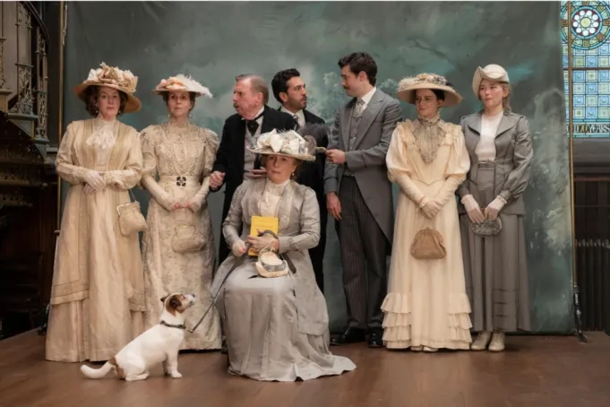 Η ταινία «Virginia Woolf’s Night and Day» στο SXSW London 2026 παρουσιάζει μια ομάδα ανθρώπων με ρούχα εποχής, προετοιμάζοντας την αυλαία.