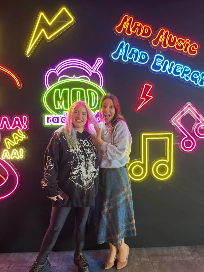 Η Κατερίνα Βλάχου με φόντο τα neon του Mad Radio 106.2, μιλά για την πορεία της στα social media και το content creation.