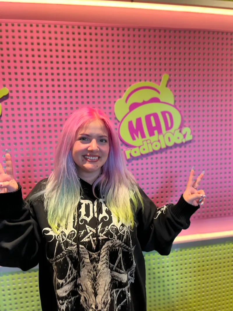 Η Κατερίνα Βλάχου στο Mad Radio 106,2 με πολύχρωμα μαλλιά και χαμόγελο, μιλά για την πορεία της στα social media.