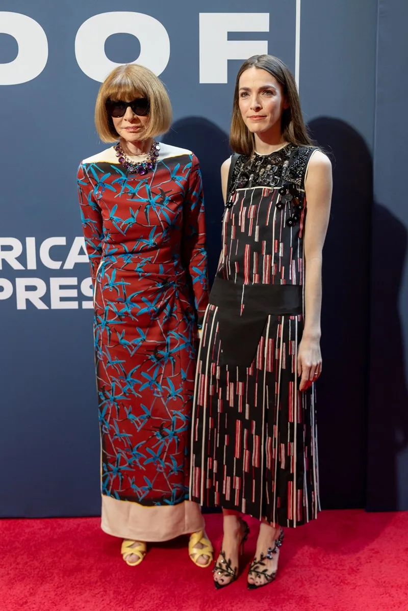 Η Anna Wintour και η κόρη της Bee Carrozzini κάνουν σπάνια δημόσια εμφάνιση στο Broadway, κλέβοντας τις εντυπώσεις με τις ενδυματολογικές τους επιλογές.
