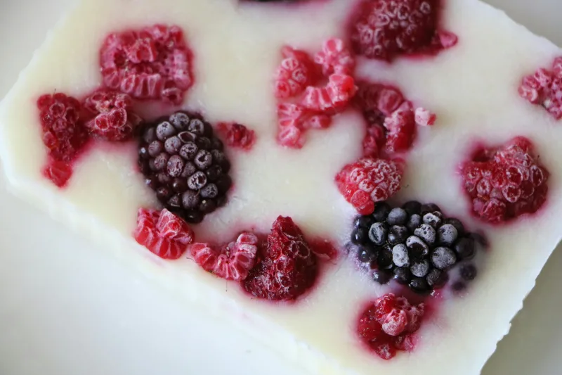 Frozen yogurt bark με γιαούρτι, βατόμουρα και σμέουρα, εμπνευσμένο από τη Γαρυφαλλιά Καληφώνη.