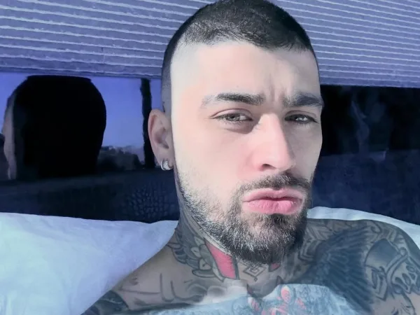 Ο Zayn Malik ποζάρει από το νοσοκομείο, καθησυχάζοντας τους fans του με τη φωτογραφία που ανήρτησε.