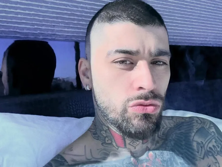 Ο Zayn Malik ποζάρει από το νοσοκομείο, καθησυχάζοντας τους fans του με τη φωτογραφία που ανήρτησε.