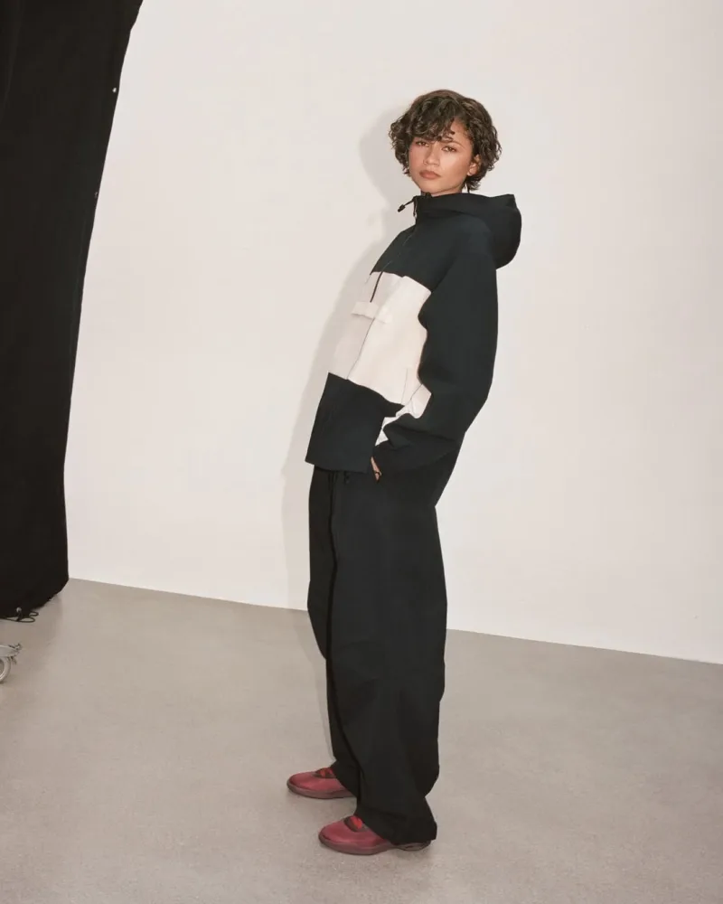 Η Zendaya παρουσιάζει τη νέα, πιο σύγχρονη εκδοχή του sportswear με ένα μοντέρνο σύνολο.