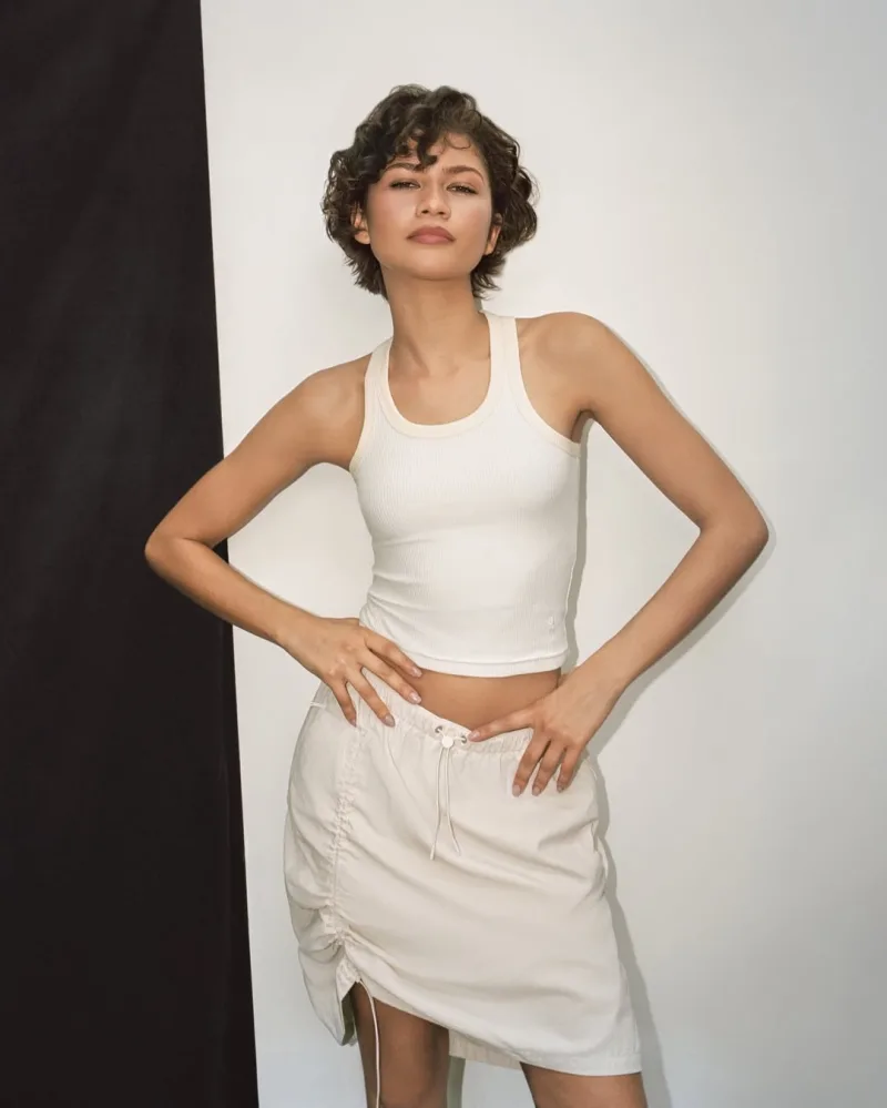 Η Zendaya παρουσιάζει τη νέα, πιο σύγχρονη εκδοχή του sportswear με λευκό τοπ και μπεζ φούστα.