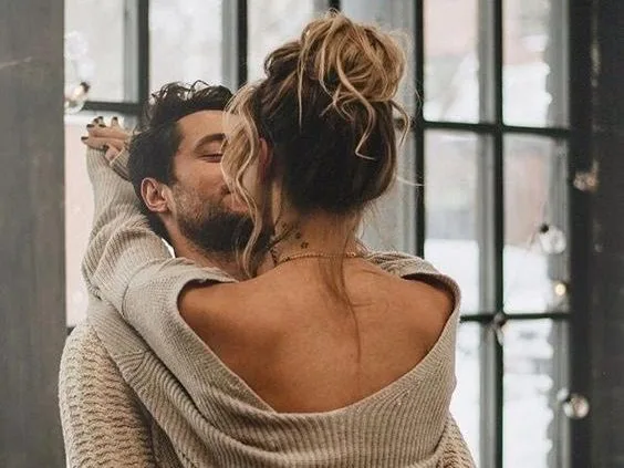 Ζευγάρι αγκαλιασμένο, συμβολίζοντας τα ζώδια που δεν συγχωρούν εύκολα τις προδοσίες και τα λάθη.