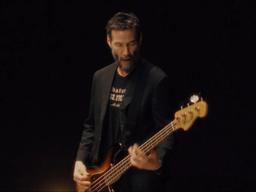 Ο Keanu Reeves παίζει μπάσο με τους Dogstar, σηματοδοτώντας την επιστροφή του στα μουσικά charts μετά από 25 χρόνια.
