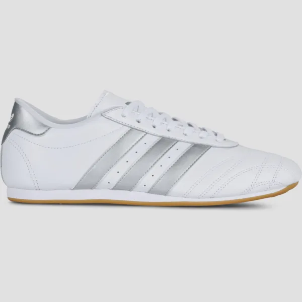 Λευκά αθλητικά παπούτσια Adidas με ασημί λεπτομέρειες, ιδανικά για την καλοκαιρινή γκαρνταρόμπα του 2026.