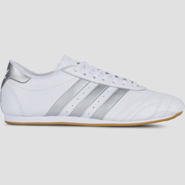 Λευκά αθλητικά παπούτσια Adidas με ασημί λεπτομέρειες, ιδανικά για την καλοκαιρινή γκαρνταρόμπα του 2026.