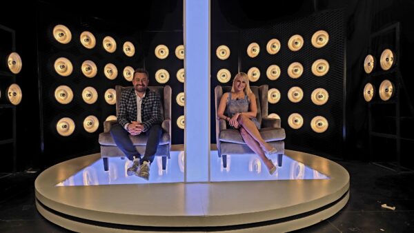 Ο Θέμης Γεωργαντάς υποδέχεται καλεσμένους στο «After Dark» σε ένα σκηνικό με πολλά φώτα και εξομολογητική διάθεση.