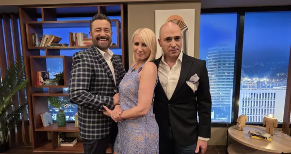 Ο Θέμης Γεωργαντάς με καλεσμένους στο «After Dark» σε εξομολογητική διάθεση μπροστά σε νυχτερινό αστικό τοπίο.