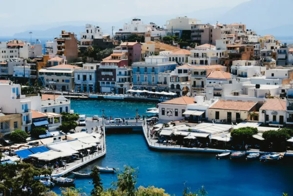 Το ελληνικό νησί με την πανέμορφη λίμνη και τα παραδοσιακά κτίρια, ένας από τους κορυφαίους γαστρονομικούς προορισμούς.
