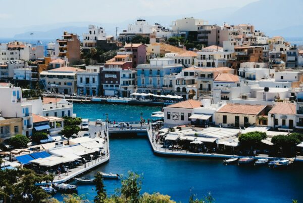 Το ελληνικό νησί με την πανέμορφη λίμνη και τα παραδοσιακά κτίρια, ένας από τους κορυφαίους γαστρονομικούς προορισμούς.