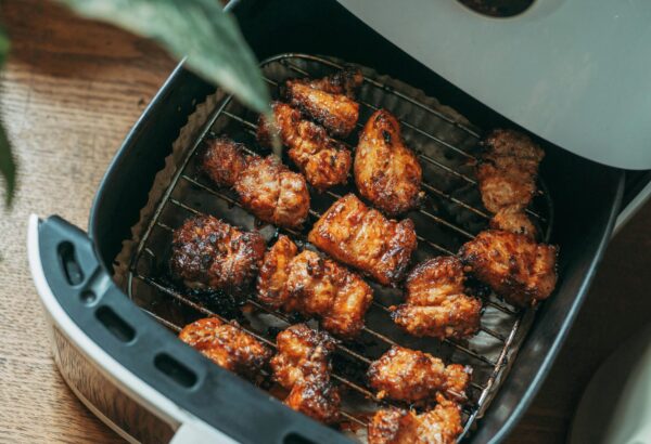 Πώς θα καθαρίσεις το air fryer γρήγορα και χωρίς κόπο με αυτό το κόλπο