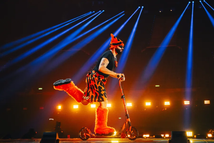 Ο Ακύλας στη σκηνή της Eurovision 2026 με πατίνι και πορτοκαλί ενδυμασία.