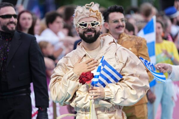 Eurovision 2026: Ξεκίνησε η μεγάλη γιορτή με το τιρκουάζ χαλί στη Βιέννη