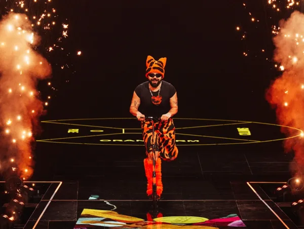Ο Bambie Thug με φλογερή εμφάνιση στη σκηνή της Eurovision 2026, προκαλώντας ανατροπές στα προγνωστικά.