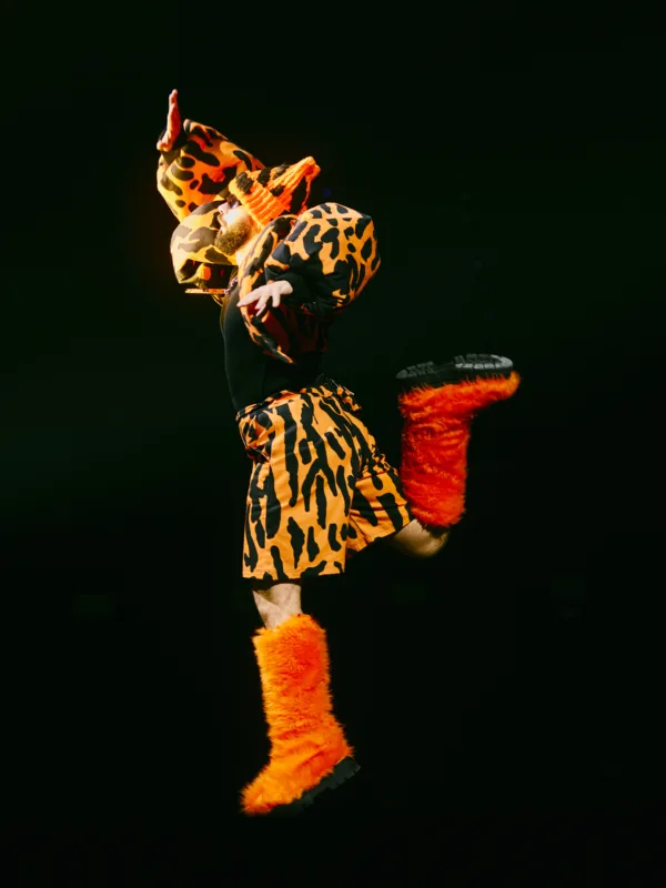 Ο Akyla στη σκηνή της Eurovision 2026 με πορτοκαλί animal print σύνολο.