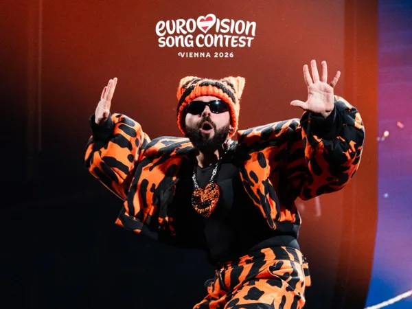 Ο Akyla με εντυπωσιακή εμφάνιση στη σκηνή της Eurovision 2026 στη Βιέννη, κατά την πρώτη του πρόβα.