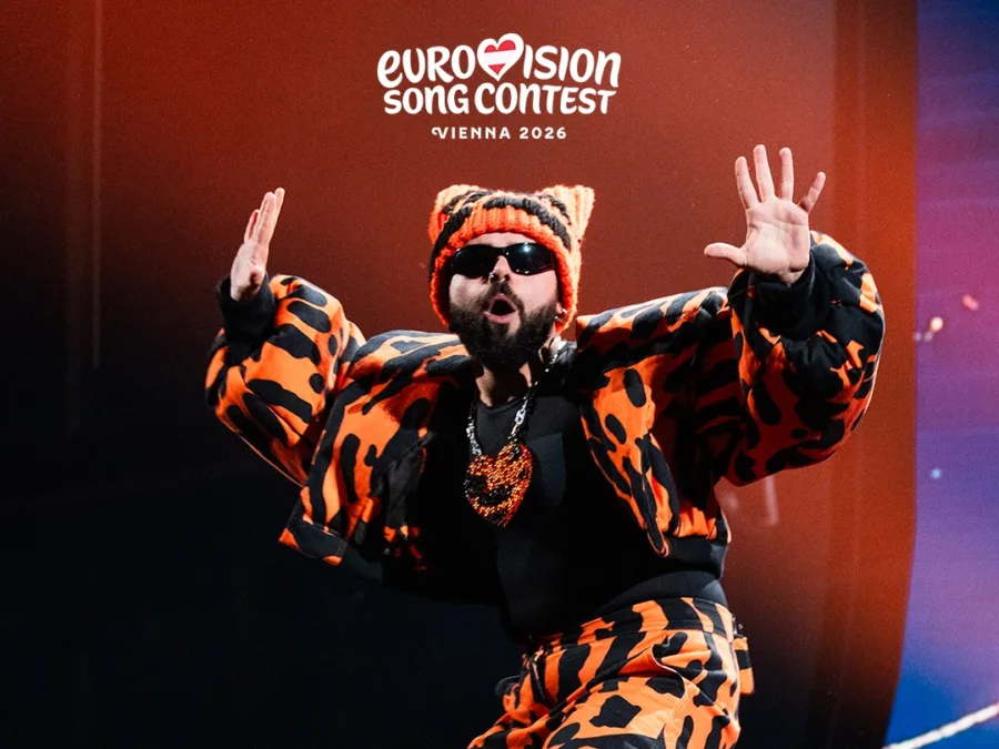 Ο Akyla με εντυπωσιακή εμφάνιση στη σκηνή της Eurovision 2026 στη Βιέννη, κατά την πρώτη του πρόβα.